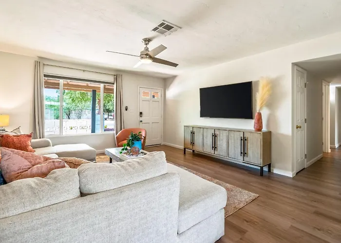 Holiday home 5br Sleeps 10 Hot Tub Fire Pit Games & Walk To Asu