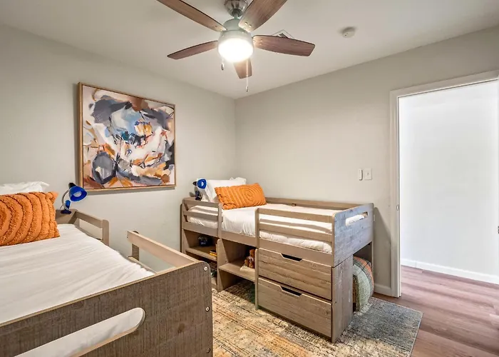 Holiday home 5br Sleeps 10 Hot Tub Fire Pit Games & Walk To Asu