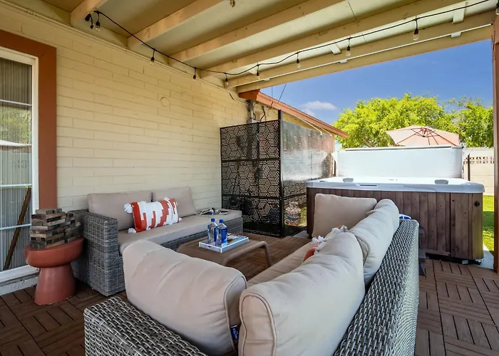 Holiday home 5br Sleeps 10 Hot Tub Fire Pit Games & Walk To Asu *